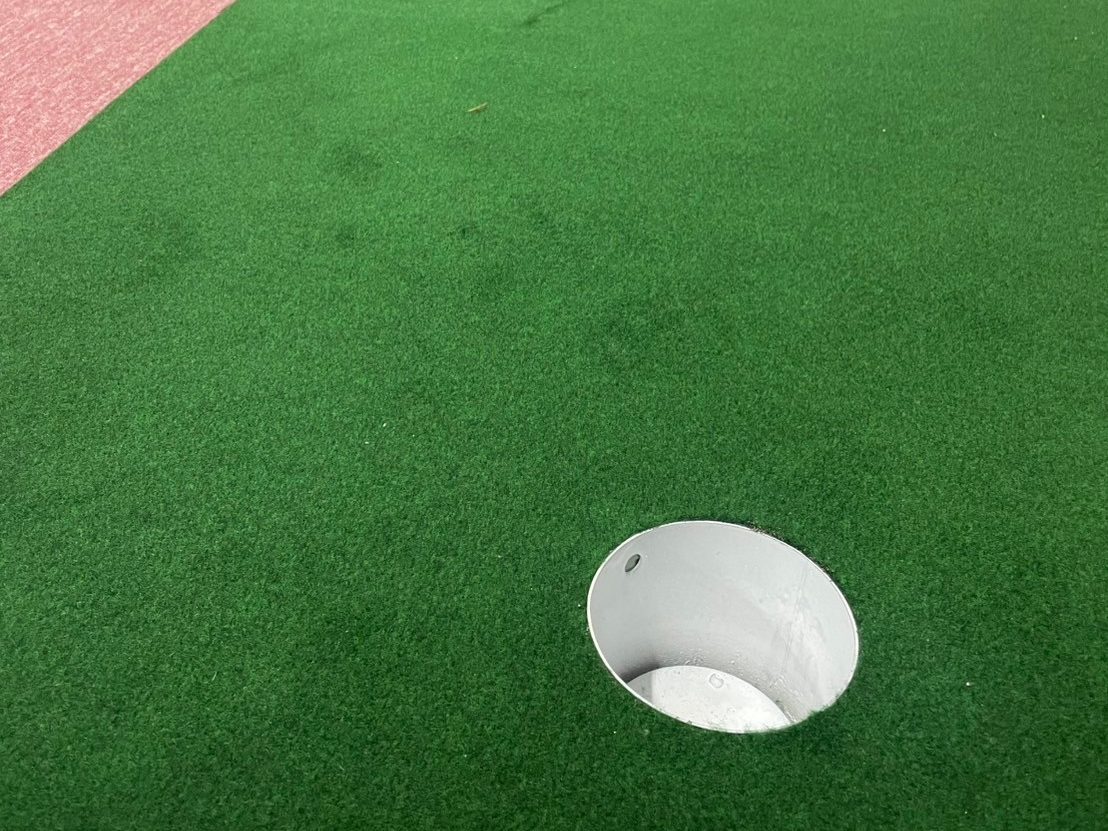 パター練習場のカップ