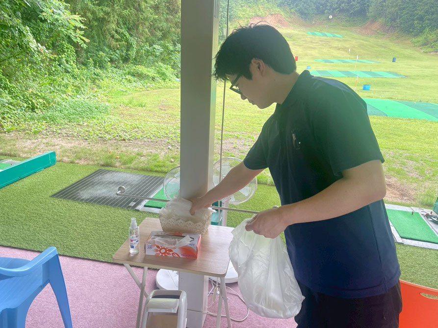 打席の備品を整えるMさん