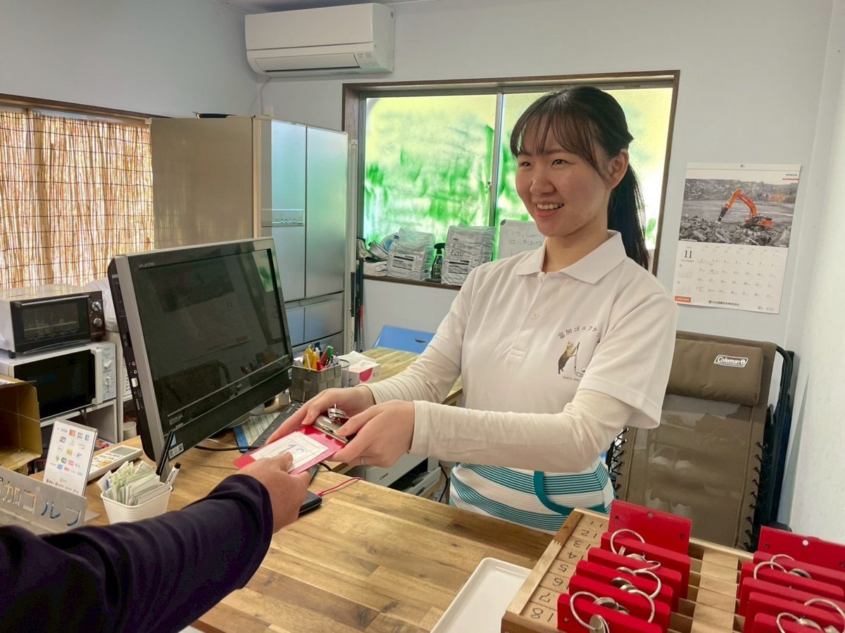 お会計のカウンターでスタッフがお客さんに対応している様子